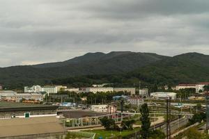 nakhodka, rusia - 26 de septiembre de 2020-paisaje industrial con vistas al puerto. foto