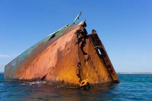 Parte del naufragio que sobresale del agua frente a la costa de Tarkhankut, Crimea foto