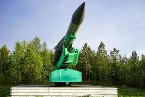 murmansk, rusia-5 de junio de 2015 -museo de equipo militar con armas contra el cielo y los árboles. foto