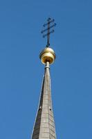 fragmento del campanario de una iglesia cristiana con techo oxidado. foto