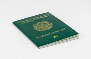 pasaporte de uzbekistán sobre un fondo blanco, aislado foto