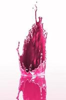 la salpicadura de líquido rosa aislada sobre fondo blanco, representación 3d foto