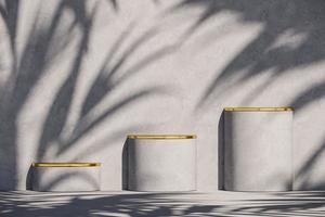 tres podios grises y parte superior dorada en la sombrilla y sombras de plantas en la pared gris, fondo abstracto para la presentación de productos o anuncios. representación 3d foto