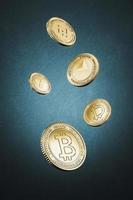 monedas de bitcoin doradas flotan sobre fondo azul, para el mercado de divisas criptográficas, promoción de intercambio de fichas, fines publicitarios foto