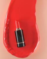 la base negra del lápiz labial rojo y el lápiz labial crema rojo sobre fondo beige, fondo cosmético mínimo para la marca o presentación de anuncios. representación 3d foto