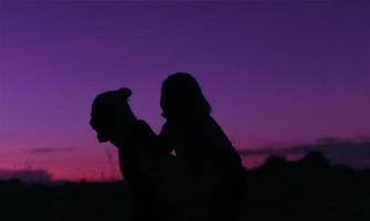 silueta de chicas hacen corazón con la mano. concepto de amistad feliz. foto