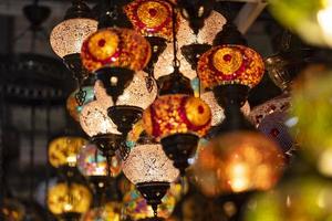 lámparas colgantes de cristal de colores orientales o linternas fondo de enfoque selectivo artístico. foto