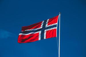 bandera de noruega en el fondo del cielo azul foto