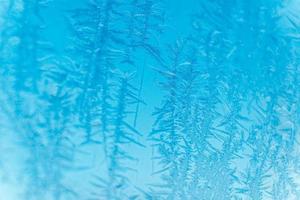 patrones de hielo en vidrio congelado. patrón de hielo abstracto en vidrio de invierno como imagen de fondo foto