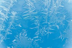 patrones de hielo en vidrio congelado. patrón de hielo abstracto en vidrio de invierno como imagen de fondo foto