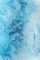 patrones de hielo en vidrio congelado. patrón de hielo abstracto en vidrio de invierno como imagen de fondo. copiar, espacio vacío para texto foto
