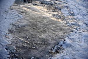 hielo azul en el suelo en invierno foto