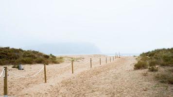 hermosa entrada a la playa de laredo sin gente. día nublado de verano. cantabria, españa foto