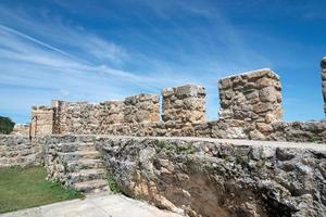 antiguo castillo en frias, merindades, burgos. muros de piedra y cielo azul, sin gente. España foto