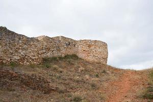 antiguas murallas de un castillo en merindades, burgos, españa. día nublado, sin gente foto
