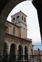 vista de la torre y las campanas desde abajo. iglesia de santa cruz, medina de pomar, burgos, merindades, españa. foto