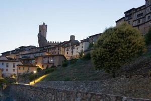 hermosa vista del castillo de frias y casas al atardecer. visto desde la parte baja del pueblo. burgos, españa, merindades foto