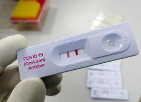 Resultado de la prueba de laboratorio del coronavirus covid-19 que muestra un resultado positivo de la variante omicron. foto