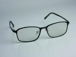 gafas de sol negras con cristal transparente aislado sobre fondo blanco. gafas de salud anti radiación foto