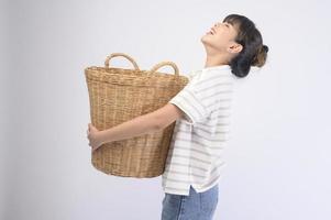 hermosa joven ama de casa sonriendo sobre fondo blanco foto