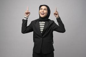 hermosa mujer de negocios con retrato de hiyab sobre fondo blanco foto