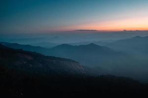 la mañana antes del amanecer en la montaña, hora azul temprano en la mañana foto