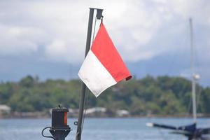 bandera nacional indonesia en el embarcadero foto