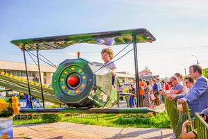 Moscú, Rusia-9 de mayo de 2016-paisaje con parque infantil y atracciones foto