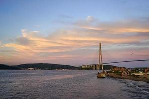 vladivostok, rusia-14 de septiembre de 2019- paisaje marino con vistas al puente ruso al atardecer. foto