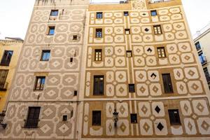 fachada ornamentada de antiguas casas medievales en el borne, barcelona, cataluña, españa, europa foto