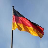 bandera alemana sobre el cielo azul foto