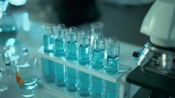 la main en gros plan d'un scientifique teste le covid-19 en utilisant des tubes scientifiques pour effectuer des recherches dans un laboratoire.