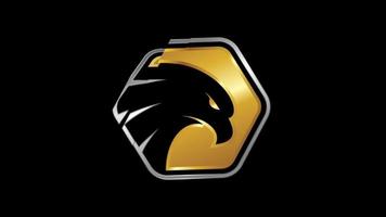 cabeça de águia de espaço negativo em forma de polígono dourado sobre fundo preto. animação do logotipo da cabeça de águia video