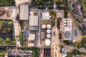 moderna fábrica de procesamiento de productos de combustible de bioetanol con tanques, almacén y torre foto