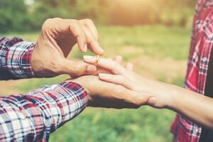 joven pareja hipster con anillo de compromiso en la naturaleza, dulce y un buen momento en la vida. feliz y muy agradecido. foto