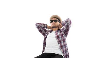 retrato de un joven hipster con sombrero aislado sobre fondo blanco de estudio. foto