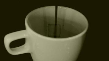 aromatischer espressokaffee wird morgens aus einer kaffeemaschine in eine tasse gegossen.espressokaffee. video