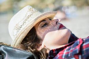 primer plano, de, mujer joven, descansar on the beach foto