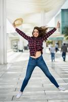 chica con hermosos ojos azules saltando en el fondo urbano foto