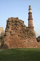 qutub minar detrás de la ruina foto