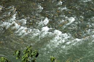 rápido flujo de agua foto