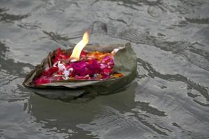 ofrenda flotando en el agua del río foto