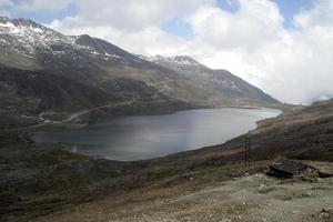 lago en el regazo de la montaña foto