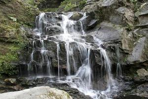 flujo lechoso en roca áspera foto