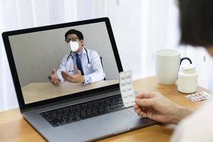 consejo médico paciente a través de videollamada foto