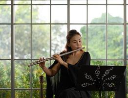 retrato de músico tocando la flauta en la habitación foto