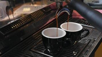 barman prépare une tasse de café expresso video