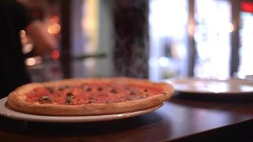 pizza caliente recién salida del horno en el restaurante pizzería de la cocina italiana video