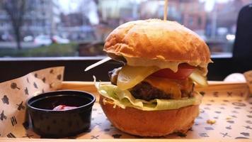 hamburguesa de ternera rellena en una vitrina cubierta con tocino fresco, queso y verduras video