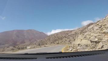 gopro video - carro dirigindo ao longo da estrada de montanha em dia ensolarado - ilha de creta